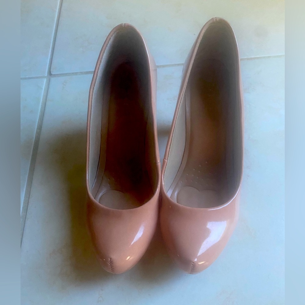 3.5” heel pumps, juts like new, used very few times